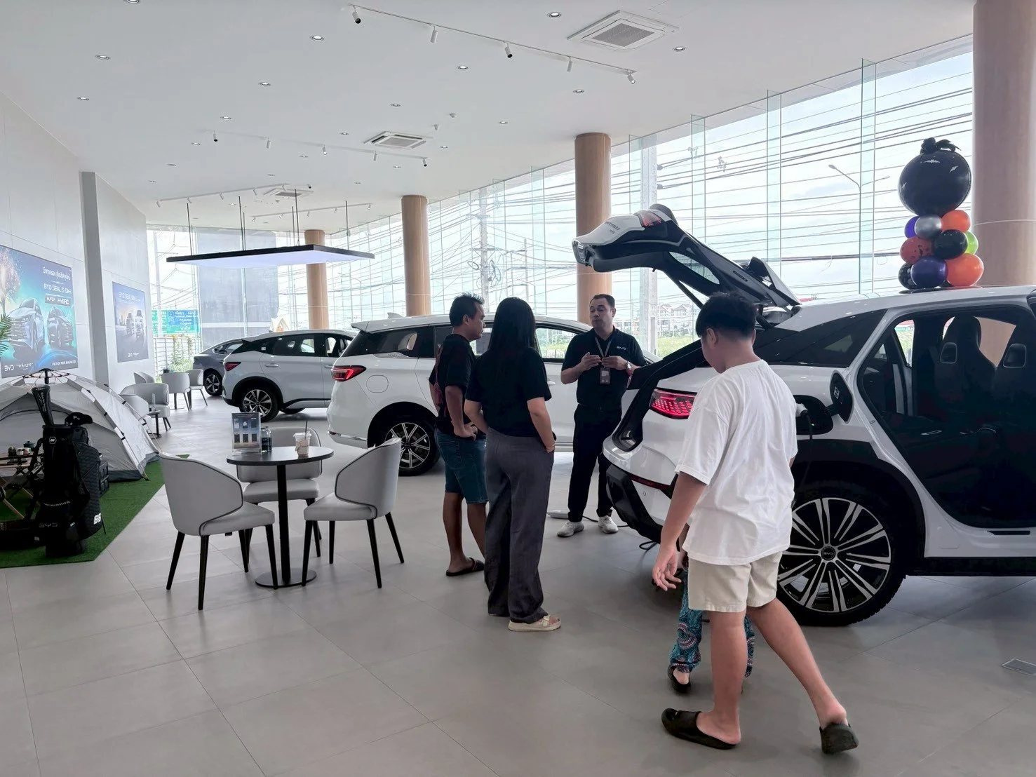 LINE_ALBUM_ลูกค้าาเยี่ยมชมโชว์รูมและบรรยากาศโชว์.jpg