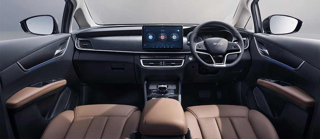 พวงมาลัย และหน้าจอควบคุม BYD M6