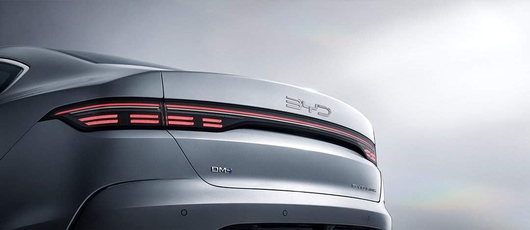 ไฟท้าย BYD SEAL 5 DM-i ดีไซน์เรขาคณิต โชว์รูม BYD ชลบุรี ออโตโมทีฟ