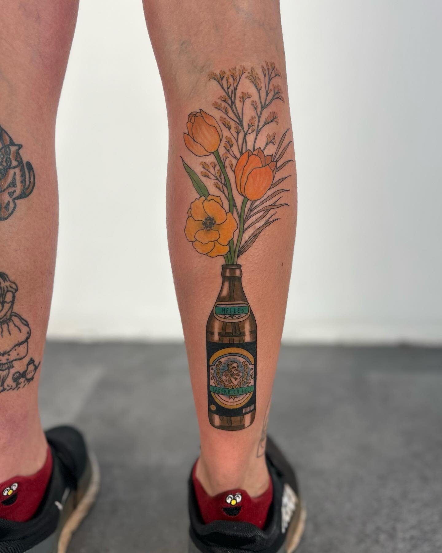 Flowers in an Augustiner-Br&auml;u beer bottle? Sounds like a great idea for wedding centrepieces and also for a tattoo, thanks for trusting me with this Jayde! ✨