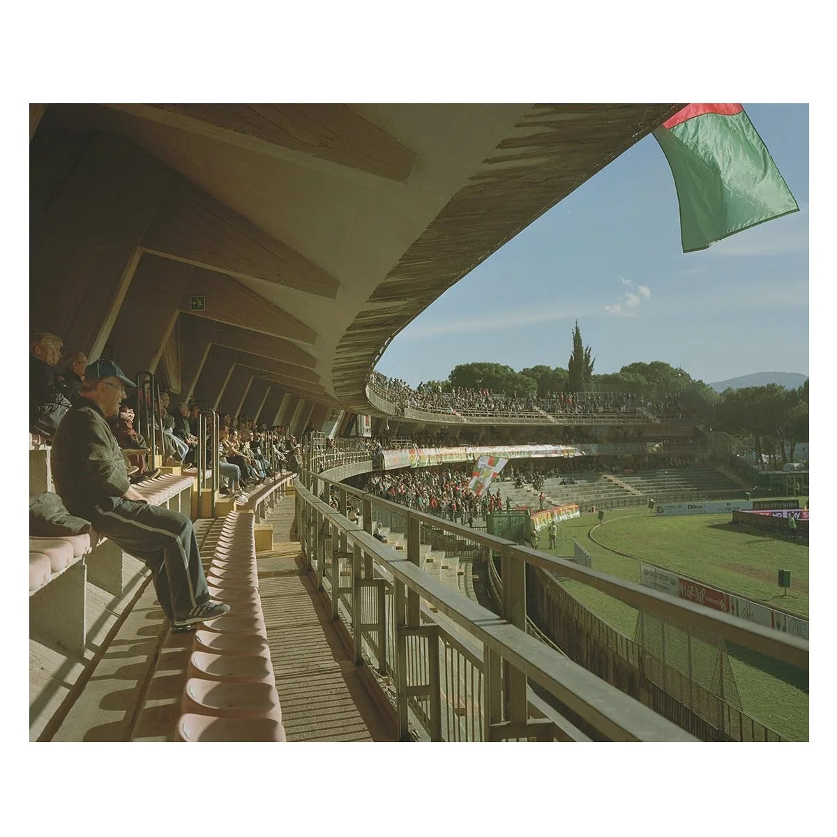 The Magnificent Liberati
.
Stadio Libero Liberati, Terni
22. October 2016
Ternana Calcio v. AC Cesena (1-1)
Serie B
.
Plaubel Makina 67
Kodak Portra NC160
.
#liberoliberati #stadio #stadioliberoliberati #terni #ternana #ternancalcio #calcio #calcioit