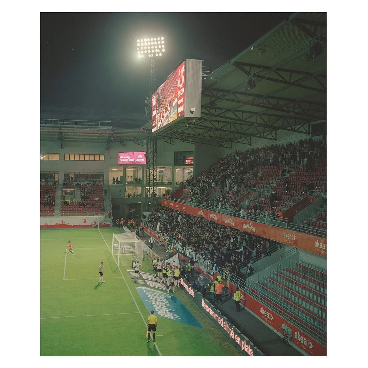 Football - you evig being
.
Olympia, Helsingborg
29. August 2023
Helsingborg IG v. Landskrona BoIS (1-2)
Superettan
.
Plaubel Makina 67
Kodak Portra 400
.
#olympia #landskrona #landskronabois #superettan #svenskfotboll #fotboll #sk&aring;ne #derby #s