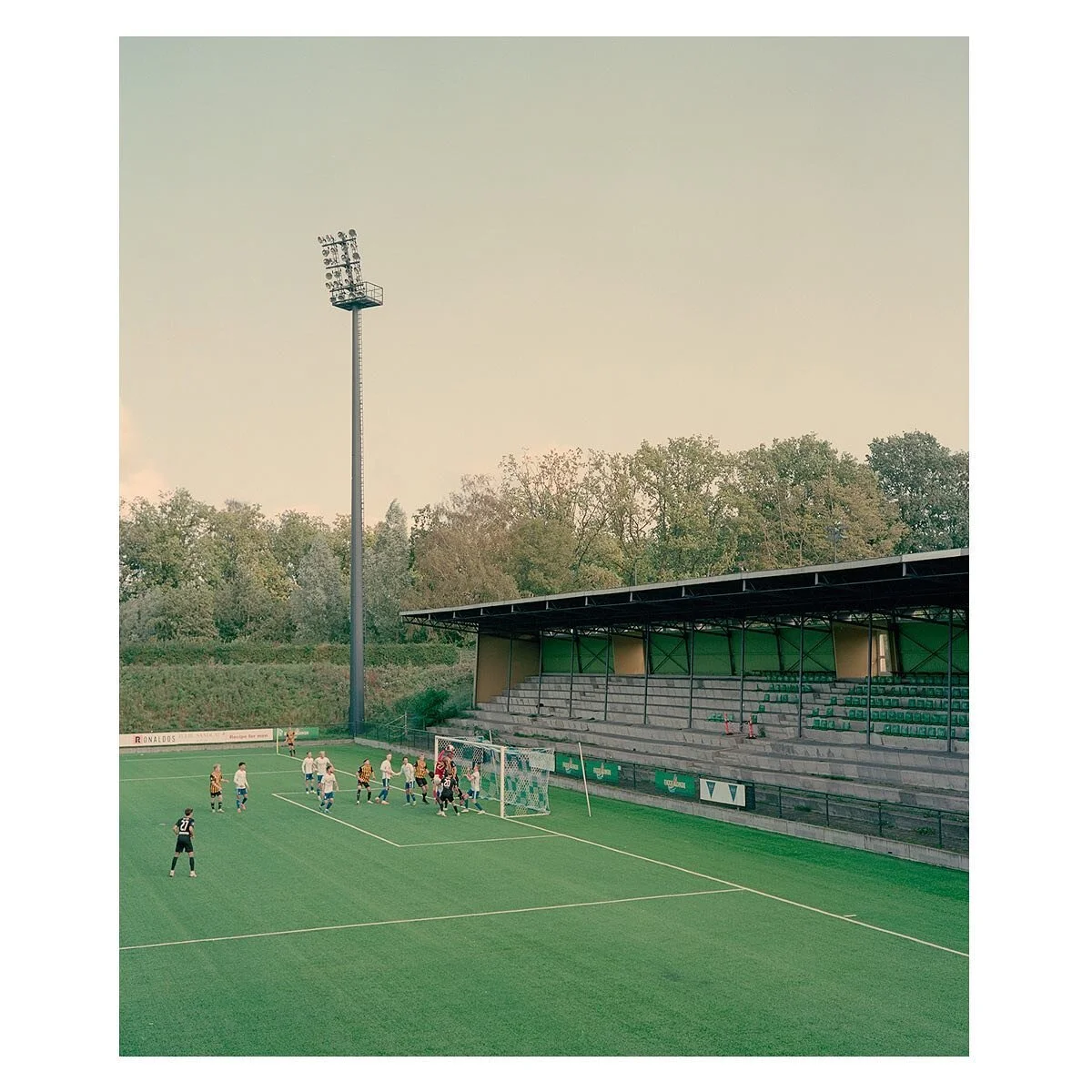 End Stand Business
.
Gentofte Stadion, Denmark
30. September 2023
Hellerup IK v. Aarhus Fremad (3-3)
2. Division
.
Plaubel Makina 67
Kodak Portra 400
.
#hellerupik #hik #aarhusfremad #2division #gentofte #stadion #gentoftestadion #fodbold #football #