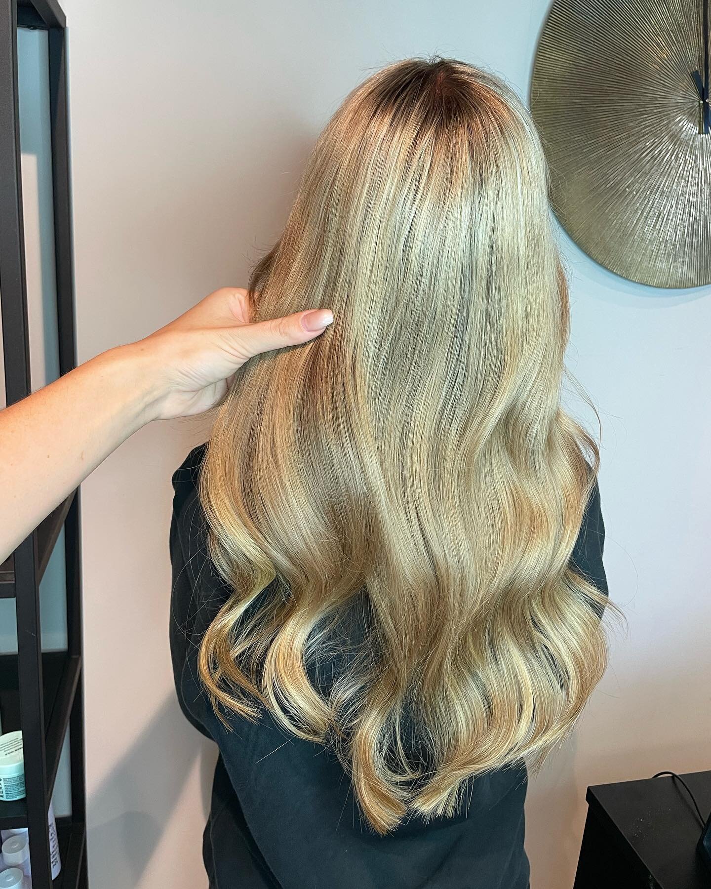 Hoe mooi zijn deze haren geworden!!🥰 

55cm -60 gram 
Kleur: 6/22
Weft hair extensions.