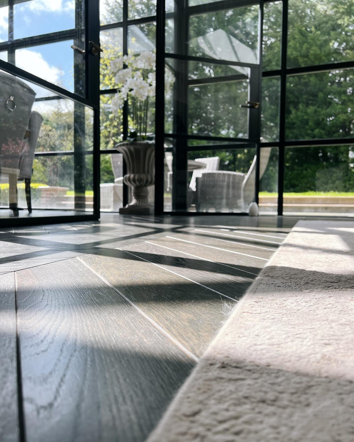 Did you catch the sunshine yesterday!! 

Hitting our prime grade oak chevron and we are loving it at team Atelier B ☀️

📍DM for a sample of this floor or a chat with Nick our Director 

.
.
.
.

#interiordesign #hardwoodfloors #hardwoodflooring #woo