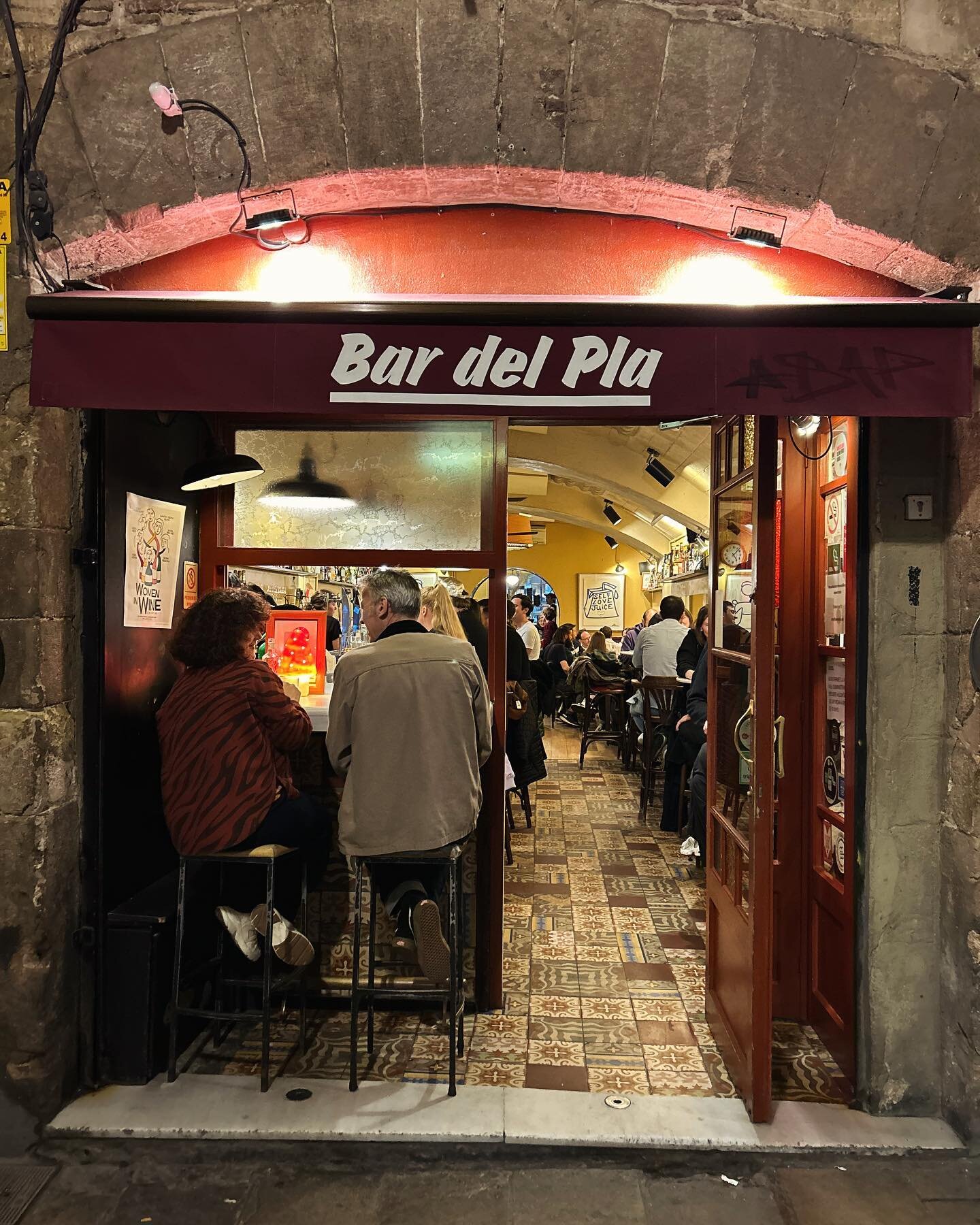 El Born x Bar del Pla 🦑🍷

It is a classic but not without reason! We ate (again) at @bardelpla and this never disappoints. This is a popular place among tourists (also because it is in the El Born neighborhood), but also absolutely among locals. Th