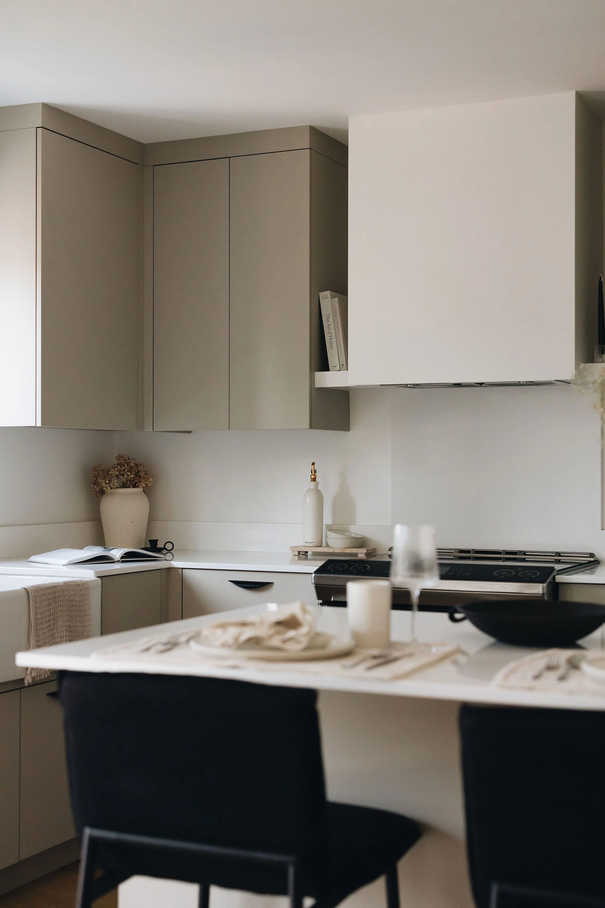 Cuisine neutre hotte sur mesure.jpg