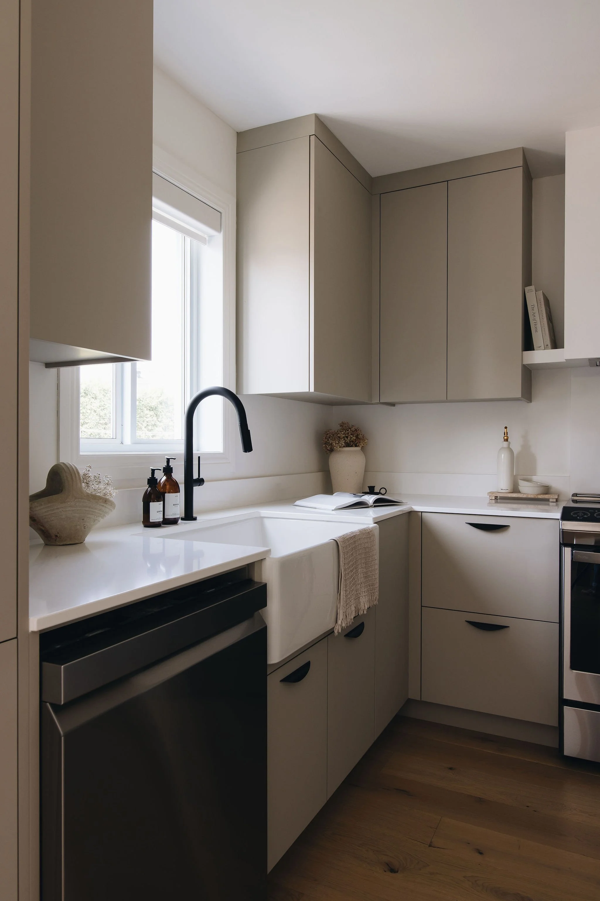 Armoires sur mesures cuisine minimaliste.jpg