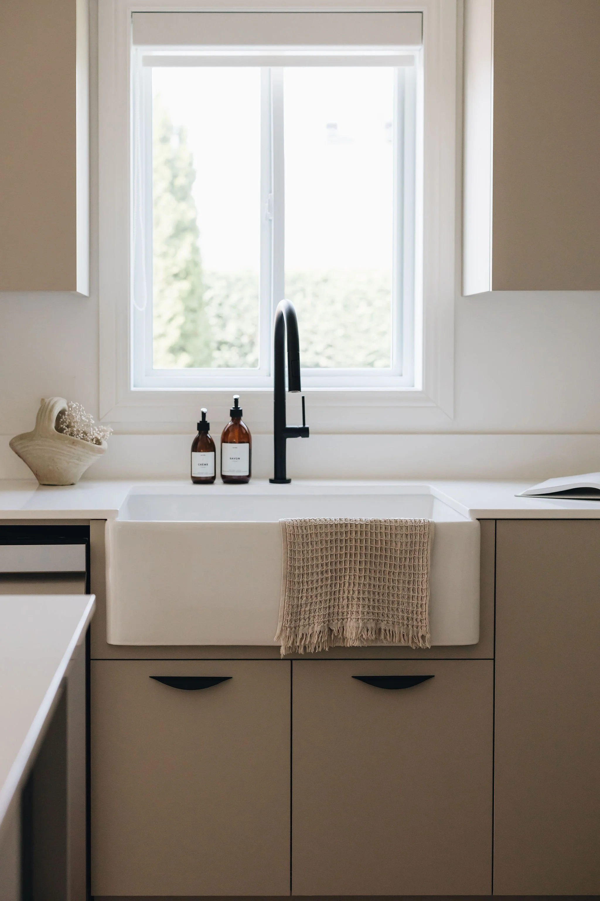 Cuisine contemporaine beige blanc noir.jpg