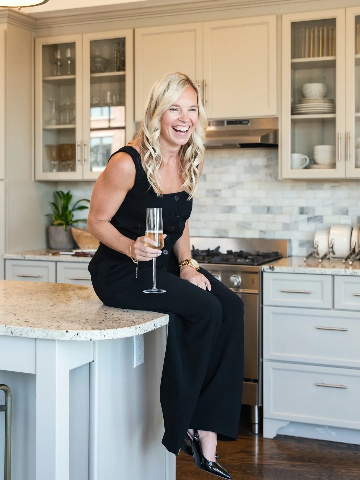 On Sunday, I asked you to plan your dream brand shoot&hellip; and the results didn&rsquo;t surprise me 👀

✨ Airbnb / A styled space won for location
✨ Bold + Lifestyle won for vibes
✨ CEO + product imagery won for the shoot focus 

This combo works 