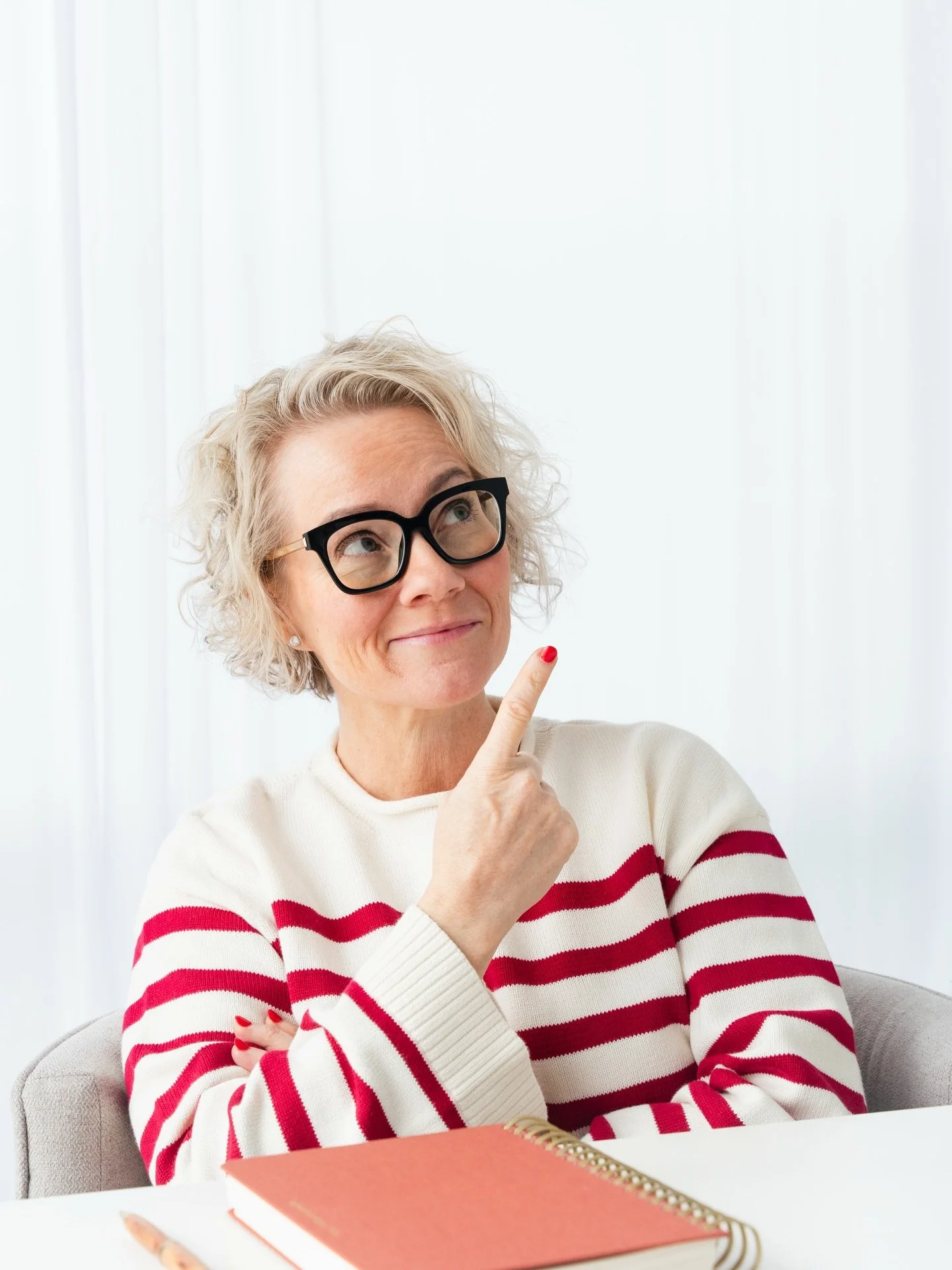 I promise, she&rsquo;s pointing to nothing on purpose. 

When I&rsquo;m shooting a brand session, I&rsquo;m not just thinking about how the image looks &mdash; I&rsquo;m thinking about how you&rsquo;re going to use it.

That negative space? ✨
Perfect