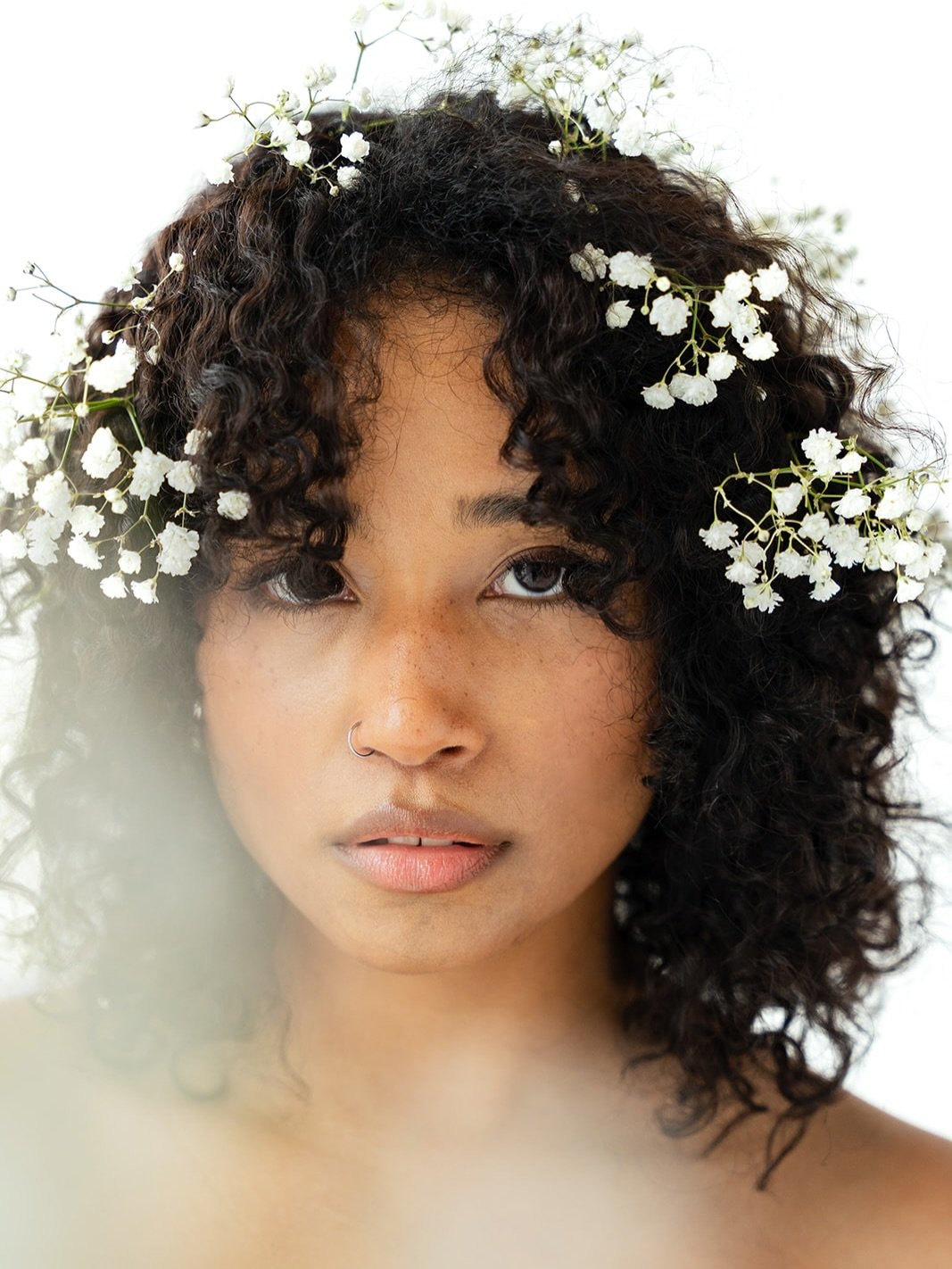 Let&rsquo;s take this creative session with @nicole_tran and turn it into a branding lesson ✨

What does this image communicate without saying a single word 👇🏽

&bull; Softness
&bull; Natural beauty
&bull; Calm
&bull; Intimacy
&bull; Trust

That&rs