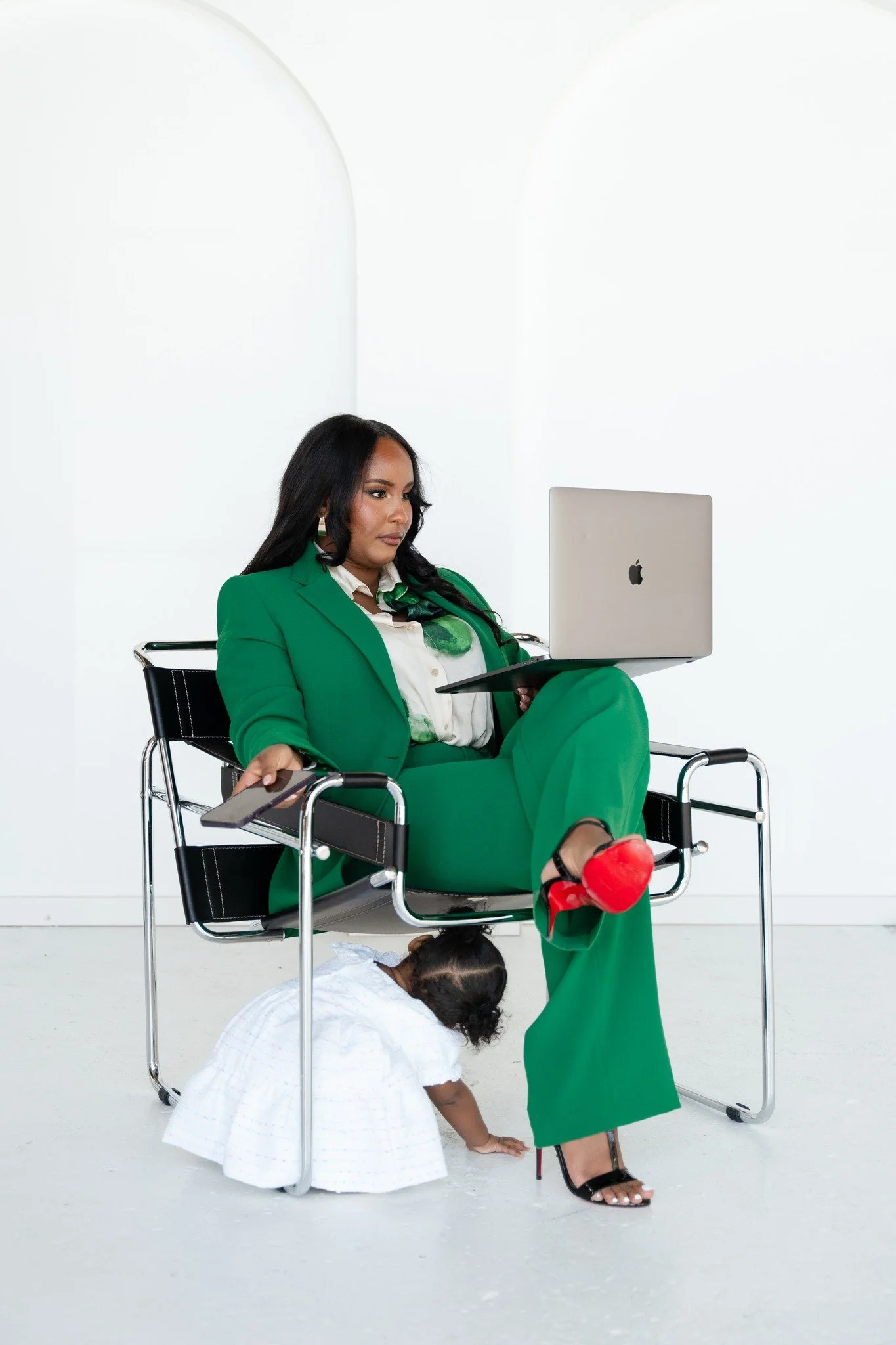 To all the moms building businesses in between nap schedules, practices, meetings, and late nights&hellip; I see you 🤍
Working with fellow mompreneurs is one of my favorite parts of what I do because there&rsquo;s so much heart behind everything the
