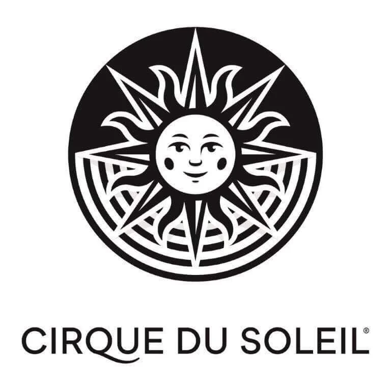 Logo noir et blanc du Cirque du Soleil avec un soleil ayant un visage souriant au centre.