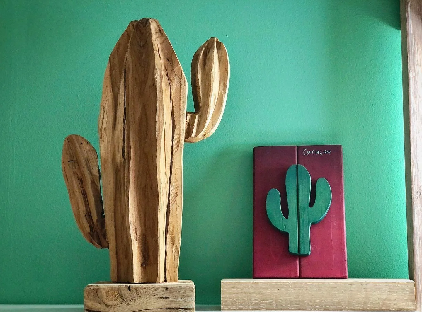 Which one&rsquo;s mine? 😉
🌵 
🪵 
🇨🇼 

#woodart #upcycledwood #upcycledart #palletwoodprojects #palletwoodart #cactuslover #cactus #palletwood #homedecor
