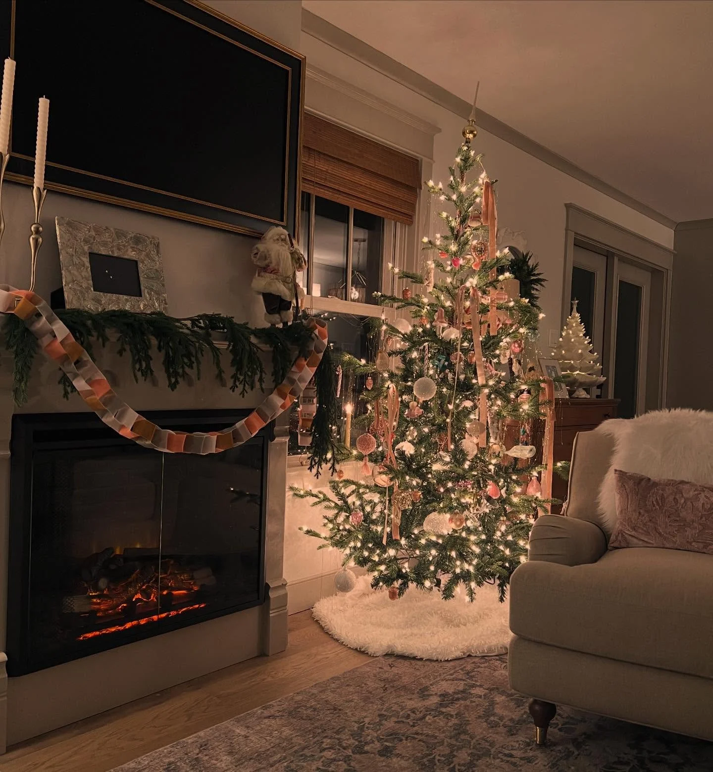 The snow melted today but we&rsquo;re still fully embracing the season inside. 16 days until Christmas 🎄 #yourhomegirldesigns #falala #capecharles #pinkhousecc