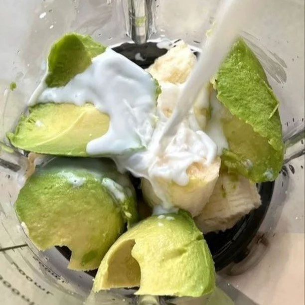 GLOWING GREEN SMOOTHIE:

1/2 d&rsquo;une banane 🍌
1 avocat 🥑
250 ml lait d&rsquo;amande
1 poign&eacute;e l&rsquo;&eacute;pinard
1 cuill&egrave;re de beurre de peanut

YOU WELCOME ☁️

#mom #momlife #love #baby #family #mother #motherhood #mama #momm