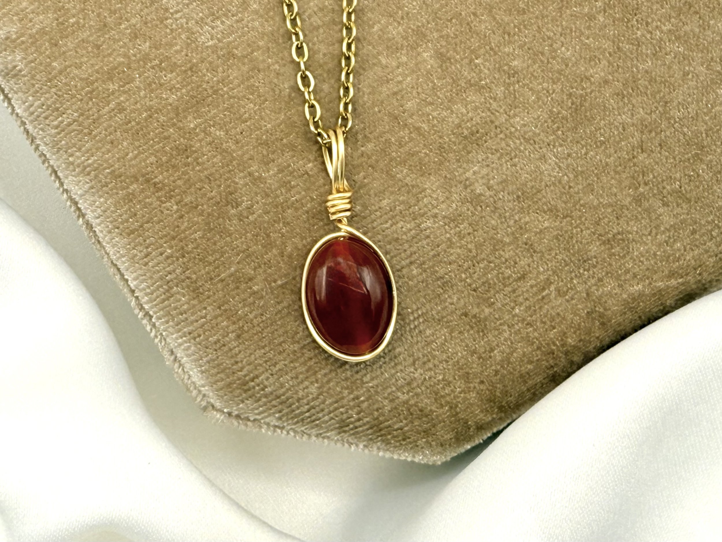 The Carnelian Oval Crystal Necklace - Gold