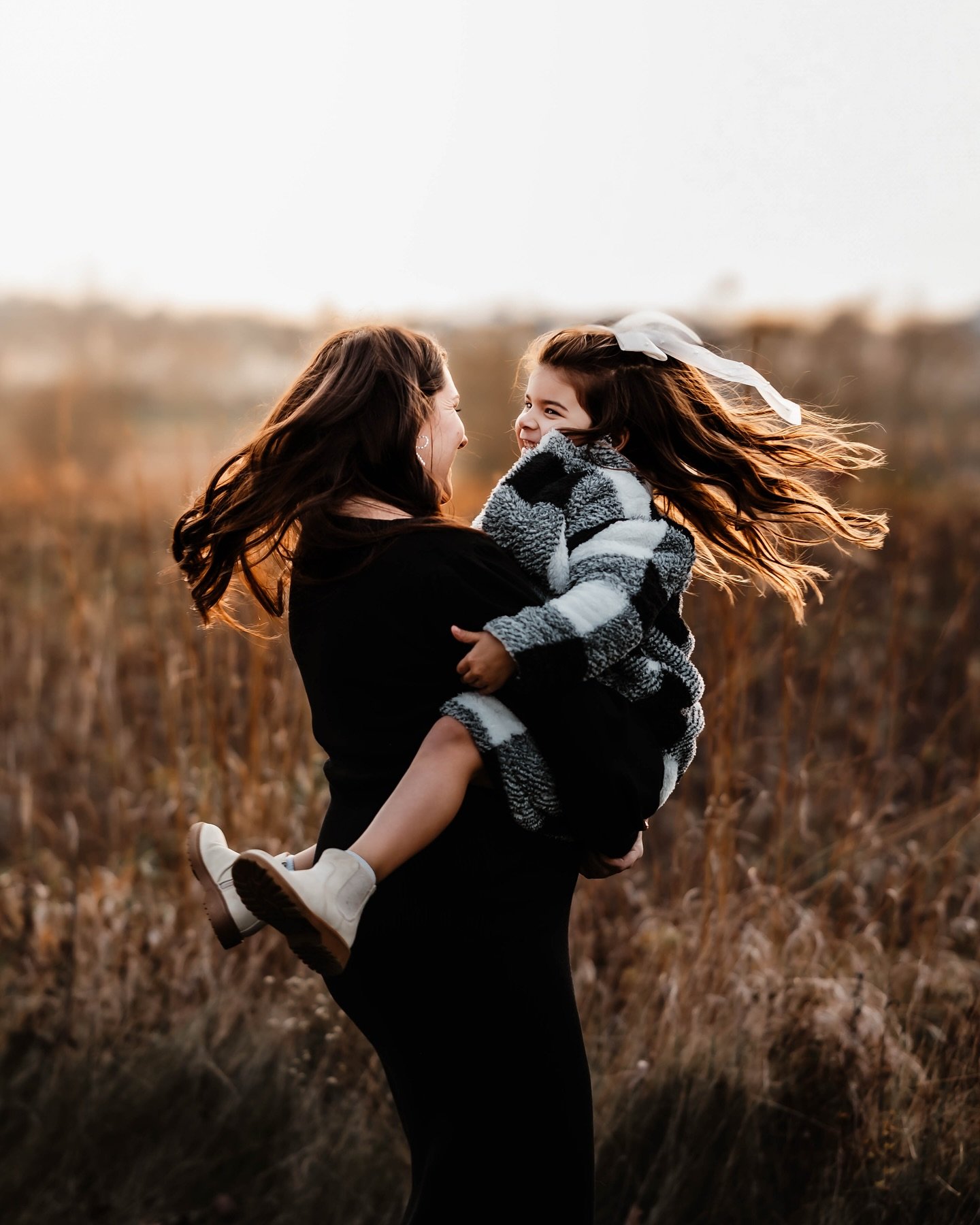 Got to explore and adventure with Little Miss Eileen and her beautiful mama &mdash; From games of chase to drawing hearts in the sand, we captured the sweetest moments of all ❤️