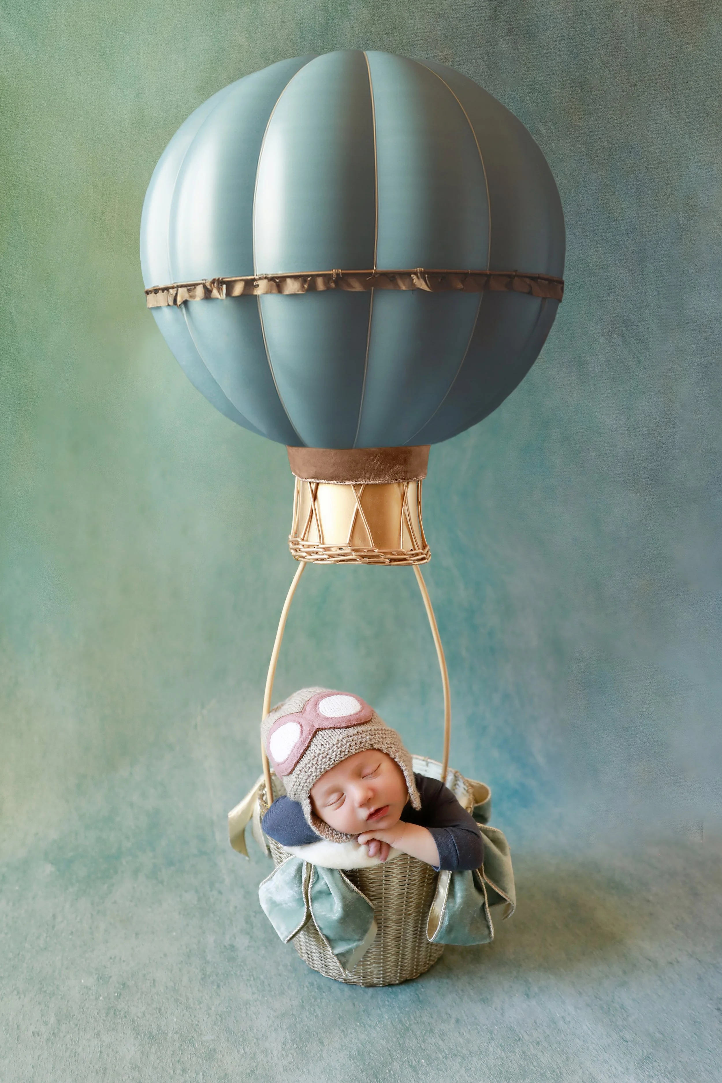 anabrandt_a_hot_air_balloon_newborn_prop_in_a_designed_studio_6c3338d2-3e25-44a7-80eb-2d8416d5fcb1.jpg