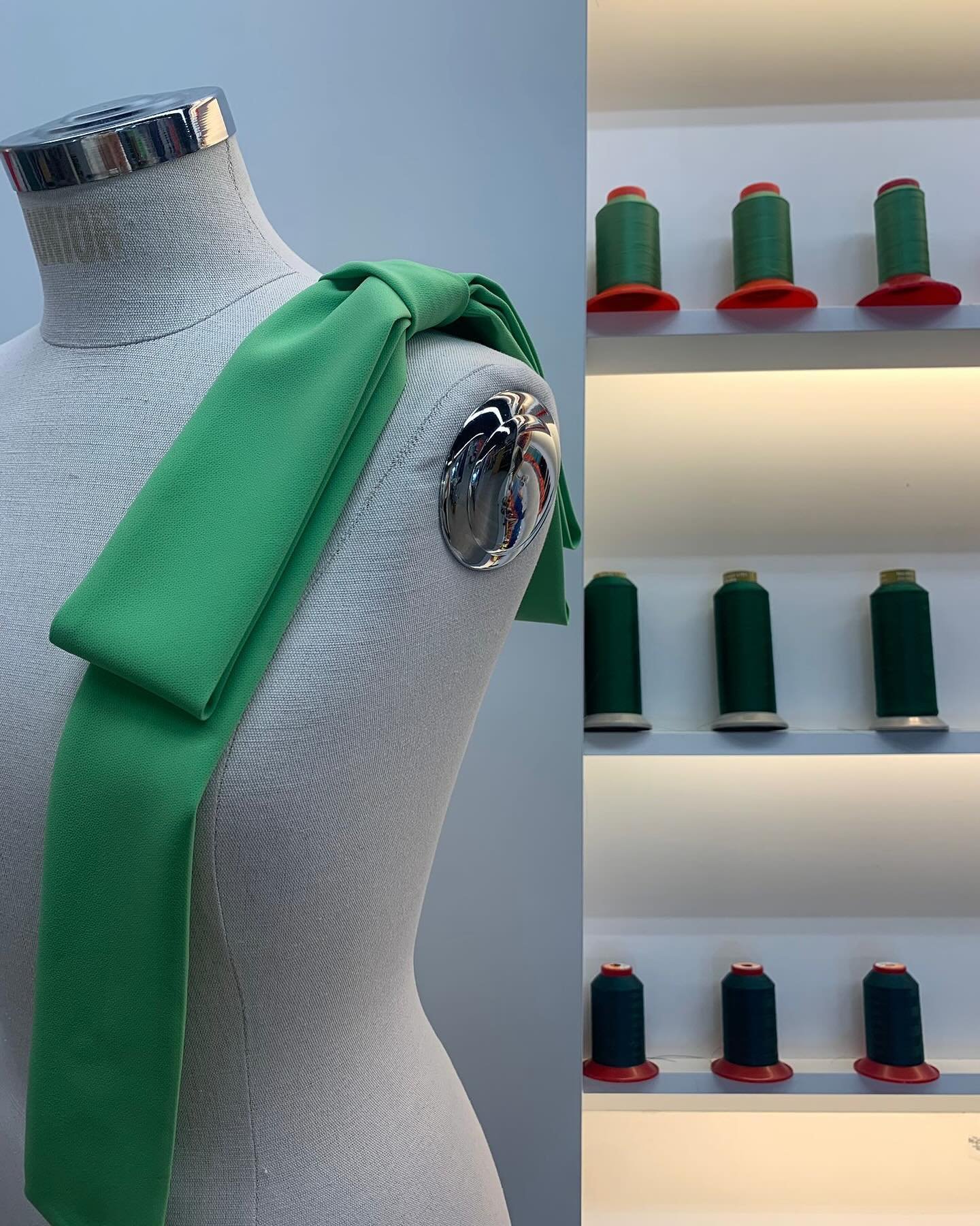 First comes the bow &mdash; Dress Maeve in green 💚

#eveningwear #occasionwear #madeinbelgium #made2measure