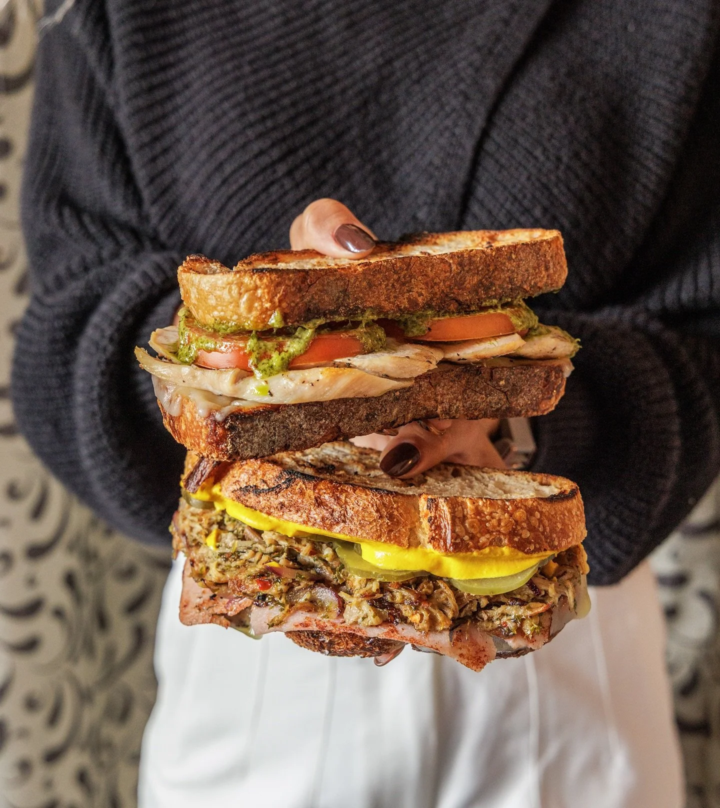 Hoy es un buen d&iacute;a para un s&aacute;ndwich 🥪 😋

El cl&aacute;sico Cubano o el jugoso Chicken Sandwich te esperan en T&aacute;ntalo 🍽️✨

Perfectos para tu lunch break 👌

#PanamaFoodies #LunchBreak #PanamaRestaurants