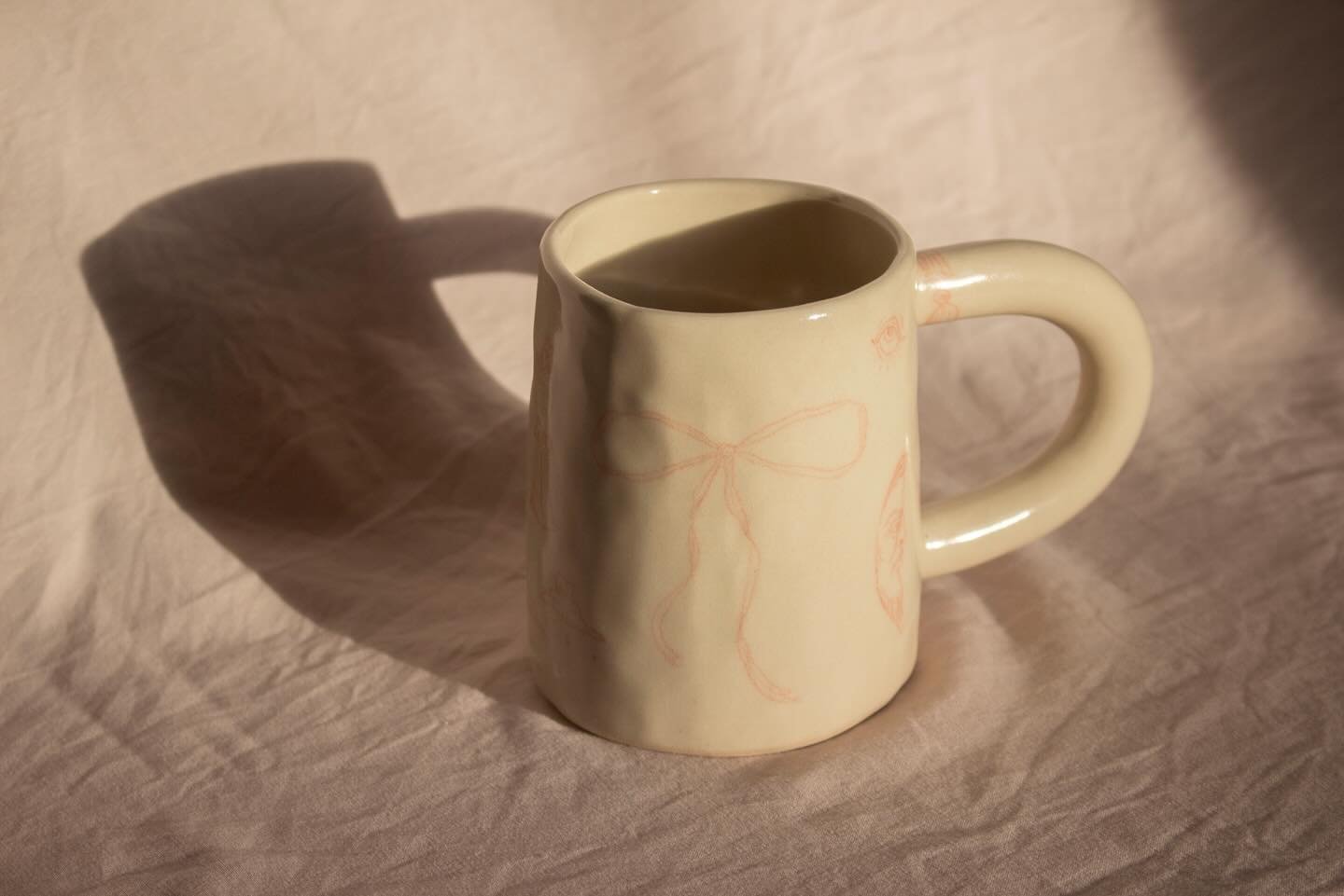 Tried red underglaze pencil for the first time and it&rsquo;s quite sweet, don&rsquo;t you think?! 
.
.
.
#underglazepencil #redunderglaze #illustratedceramics #pottery #ceramicmugs #doodles