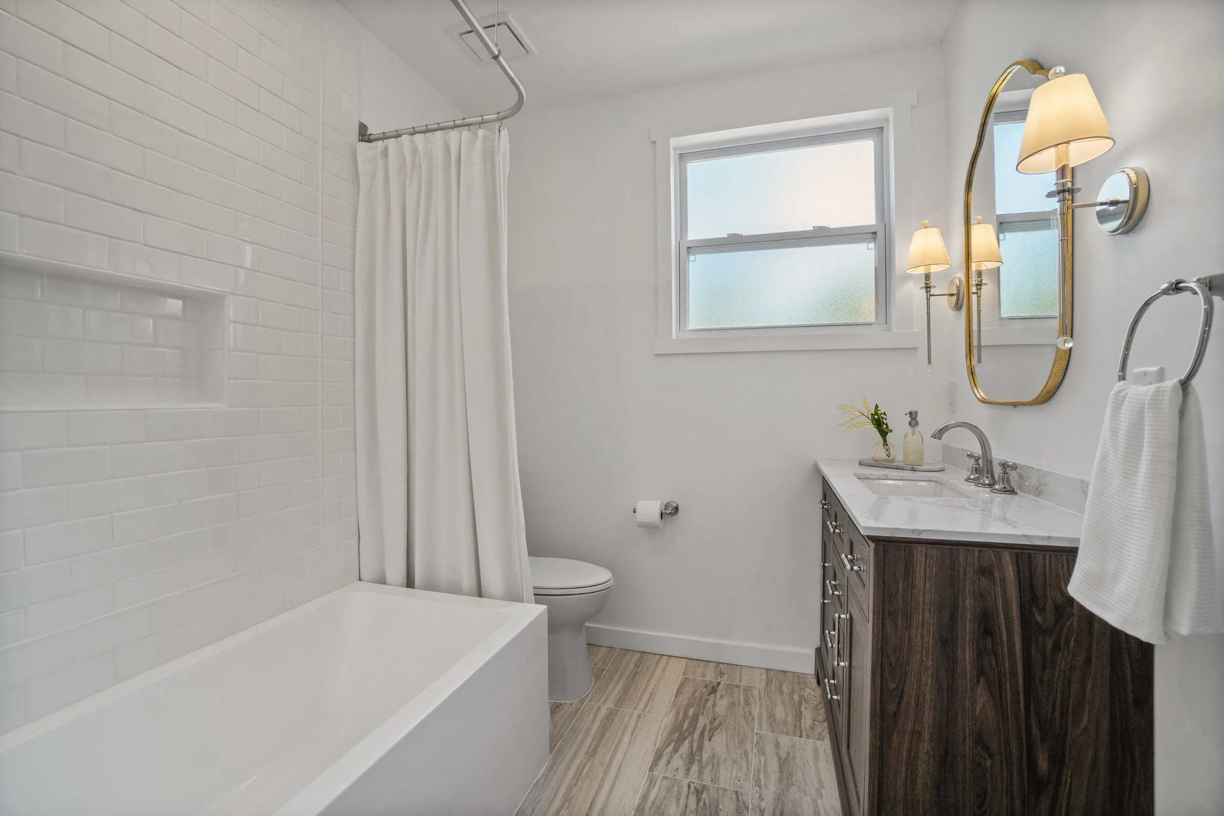 42 UPSTAIRS BATHROOM 1 NDP01128.jpg