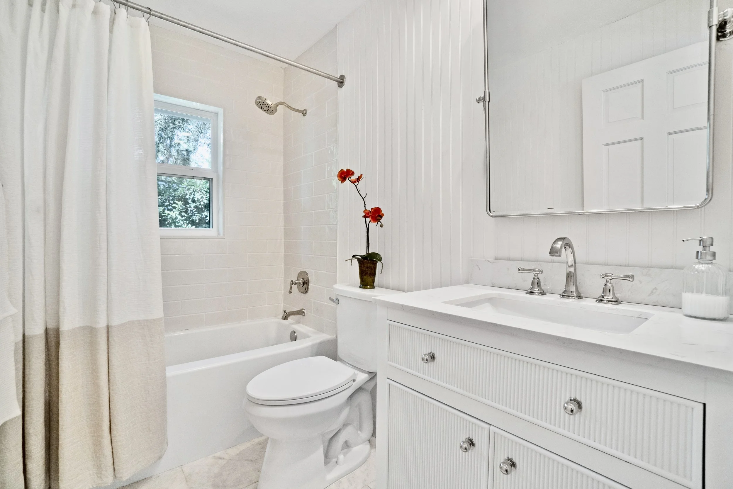 30 - Shared Bathroom 01.jpg