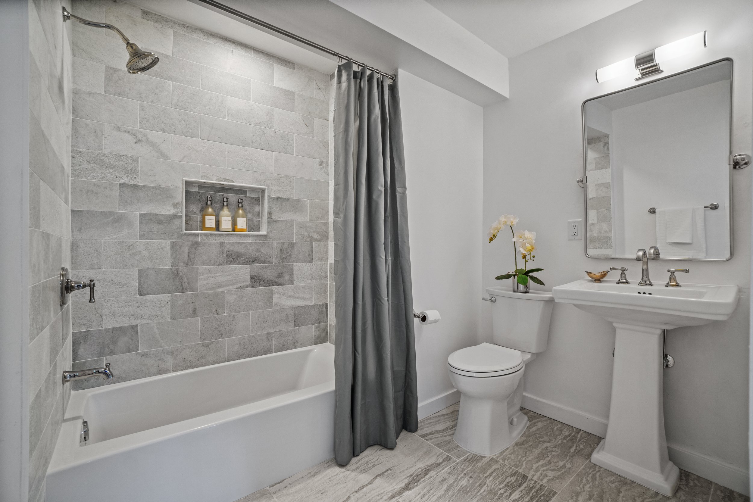 15 DOWNSTAIRS BATHROOM 2 NDP01113.jpg