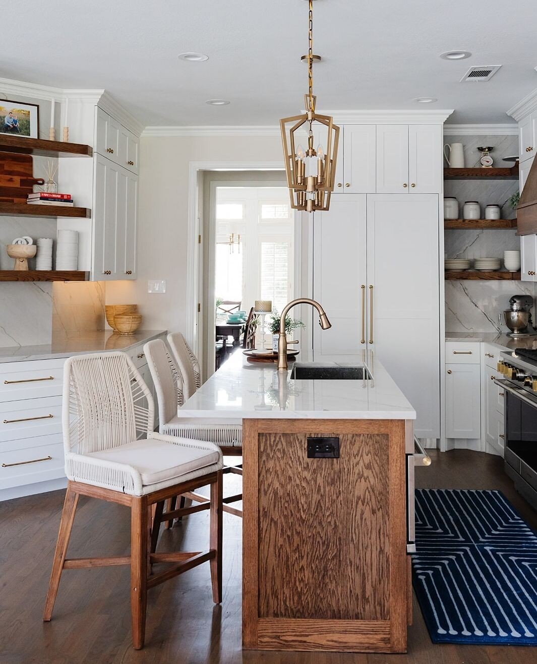 Today, we're featuring the gorgeous details from our Brookshire Drive project! This kitchen feels both homey and luxurious, incorporating details from both New Traditional and Western design styles. You can see the full gallery at the link in our bio