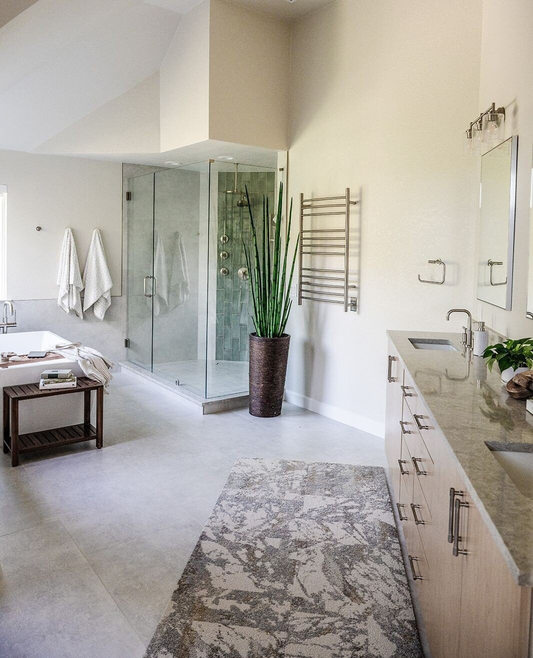 We wanted this primary bathroom to feel like a spa as soon as you entered, and we have to say, it is as gorgeous as it is peaceful! Check out our Dowling Court project and the details from this modern bath renovation on our website. 🛁🌿