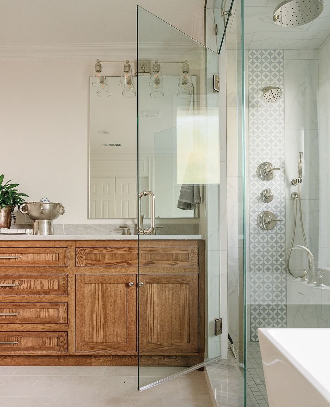One room we love to see come to life is a bathroom! 🫧 This is a space we often see the client&rsquo;s authentic personality shine through. Maybe they want to pack a punch with a playful pattern, or they want to keep things clean and minimal for a sp