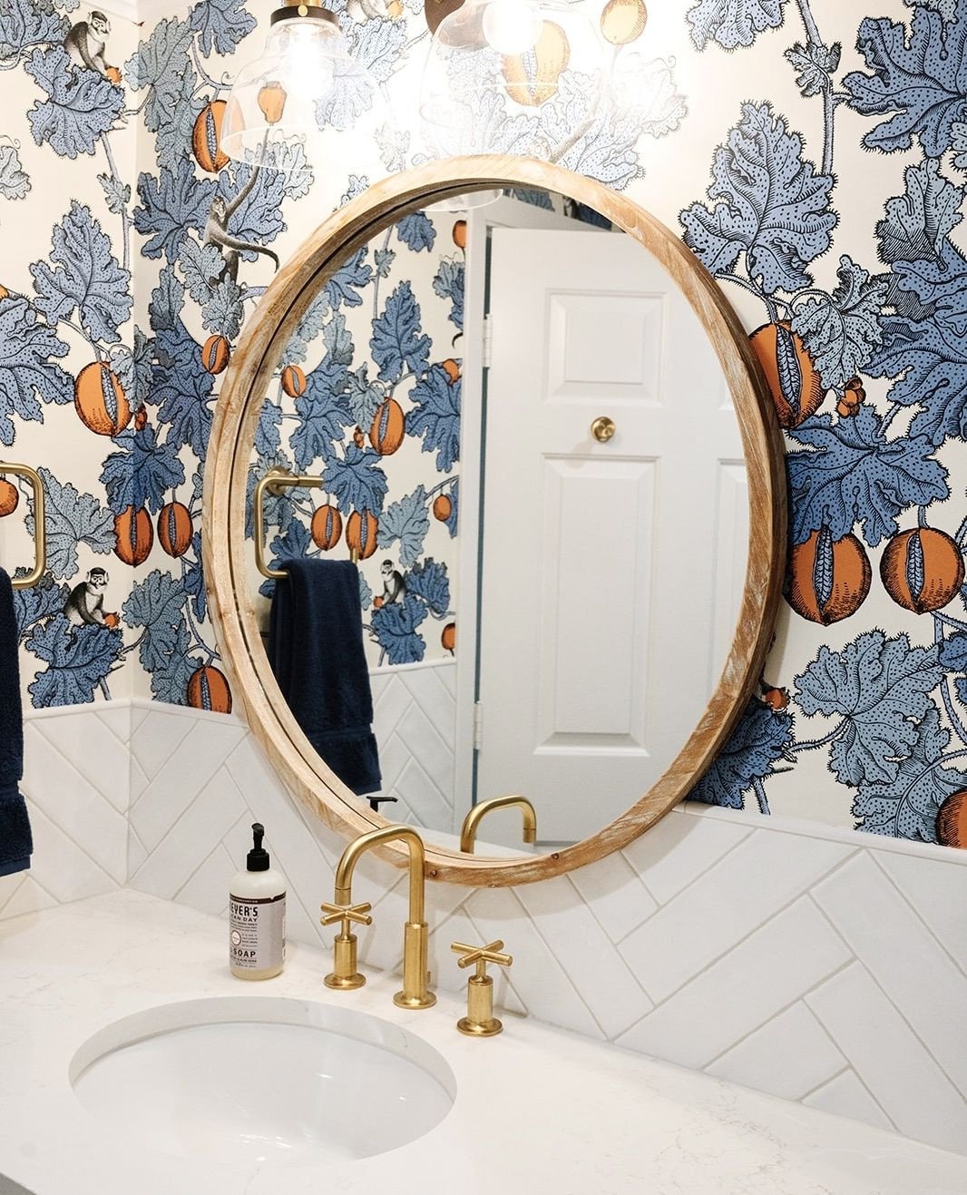 This one's for those who aren't afraid of a little color in their homes! Believe it or not, color is often an important element to add even in the most minimal of spaces. It is an easy way to add visual interest, define rooms, and simply bring a litt