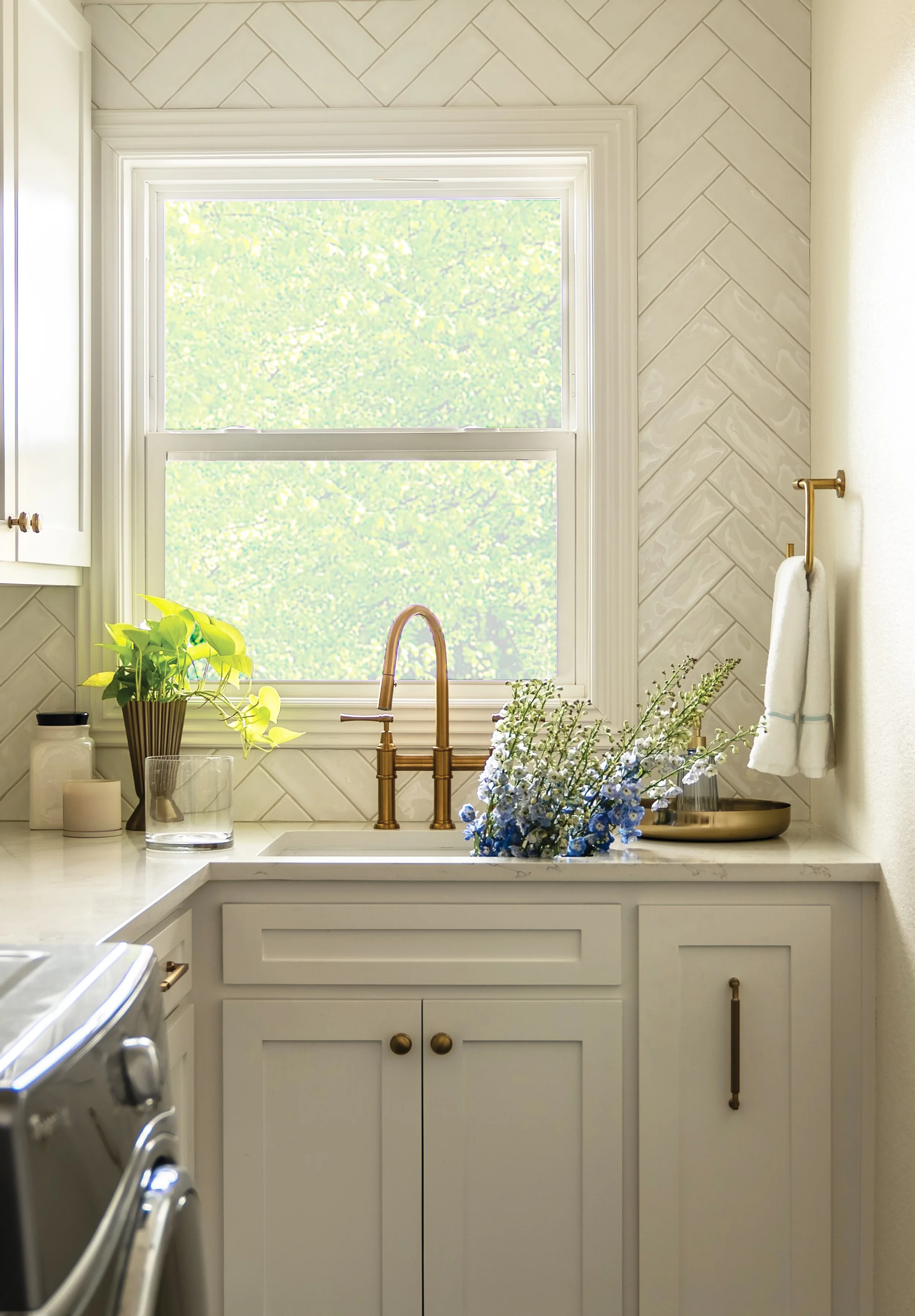 Quaint Laundry Room Design