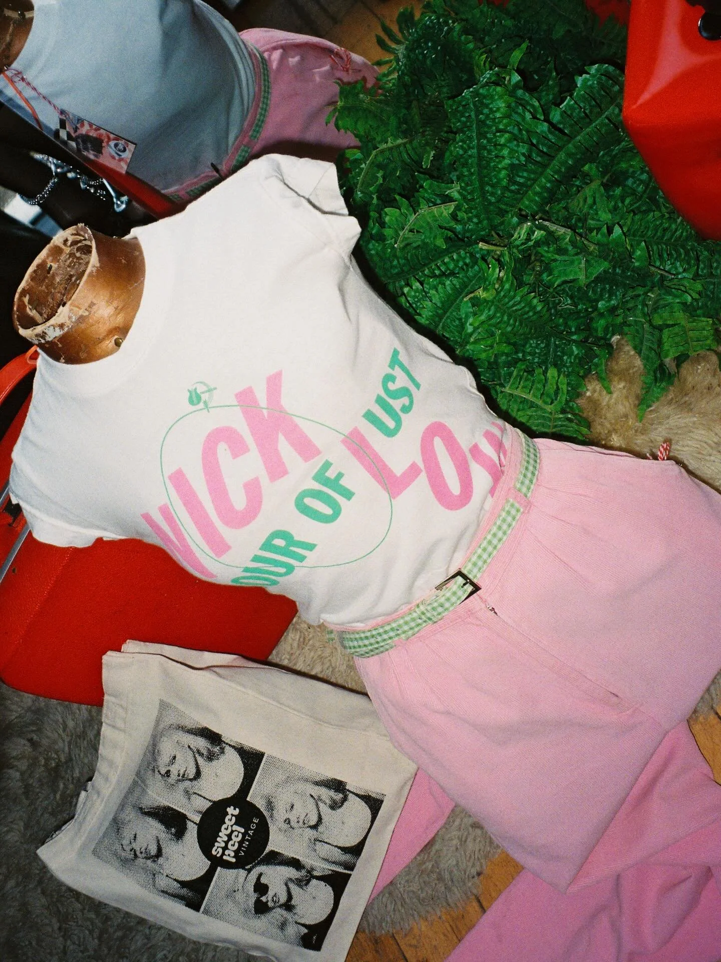 Happy Sunday, we&rsquo;re open till 5pm 🩷