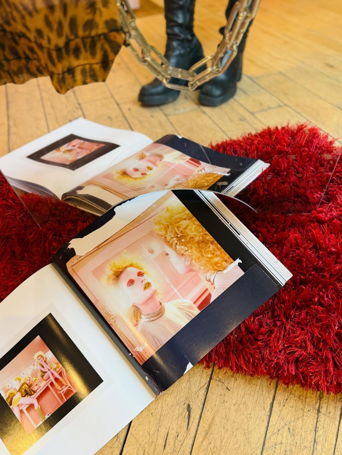 We&rsquo;ve got two special copies of 𝙿𝚕𝚎𝚊𝚜𝚎 𝙿𝚕𝚎𝚊𝚜𝚎 𝚛𝚎𝚝𝚞𝚛𝚗 𝙿𝚘𝚕𝚊𝚛𝚘𝚒𝚍 by 𝙼𝚒𝚕𝚎𝚜 𝙰𝚕𝚍𝚛𝚒𝚍𝚐𝚎 available. I felt inspired to match a couple pages to our show floor. Enjoy 💋