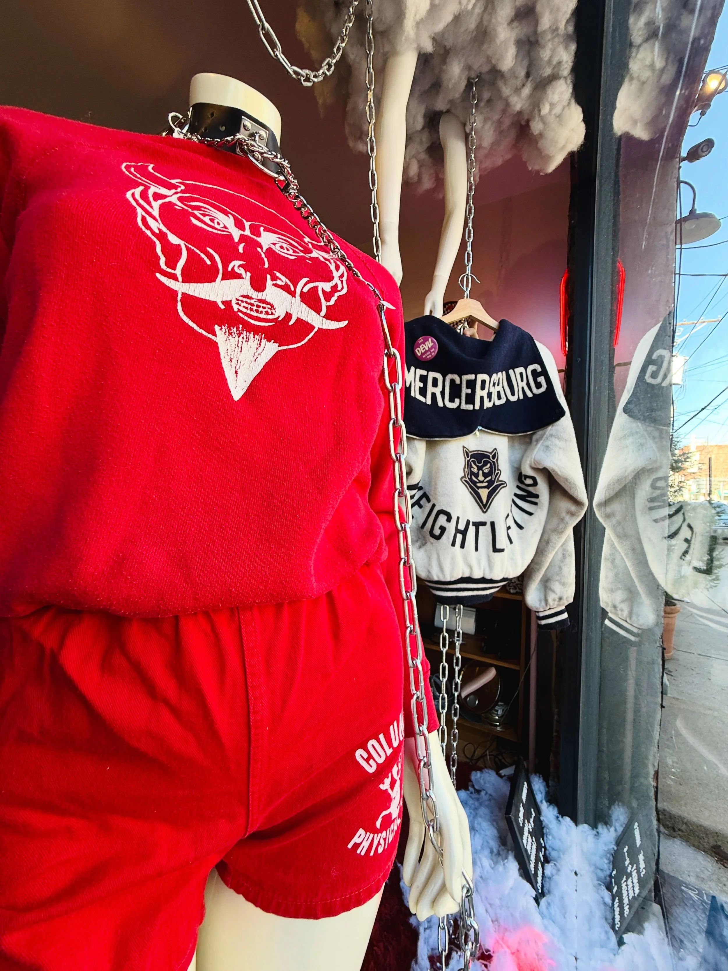 The 𝓭𝓮𝓿𝓲𝓵 is in the 𝓭𝓮𝓽𝓪𝓲𝓵𝓼! Pieces by @naturalbornloservintage 👹