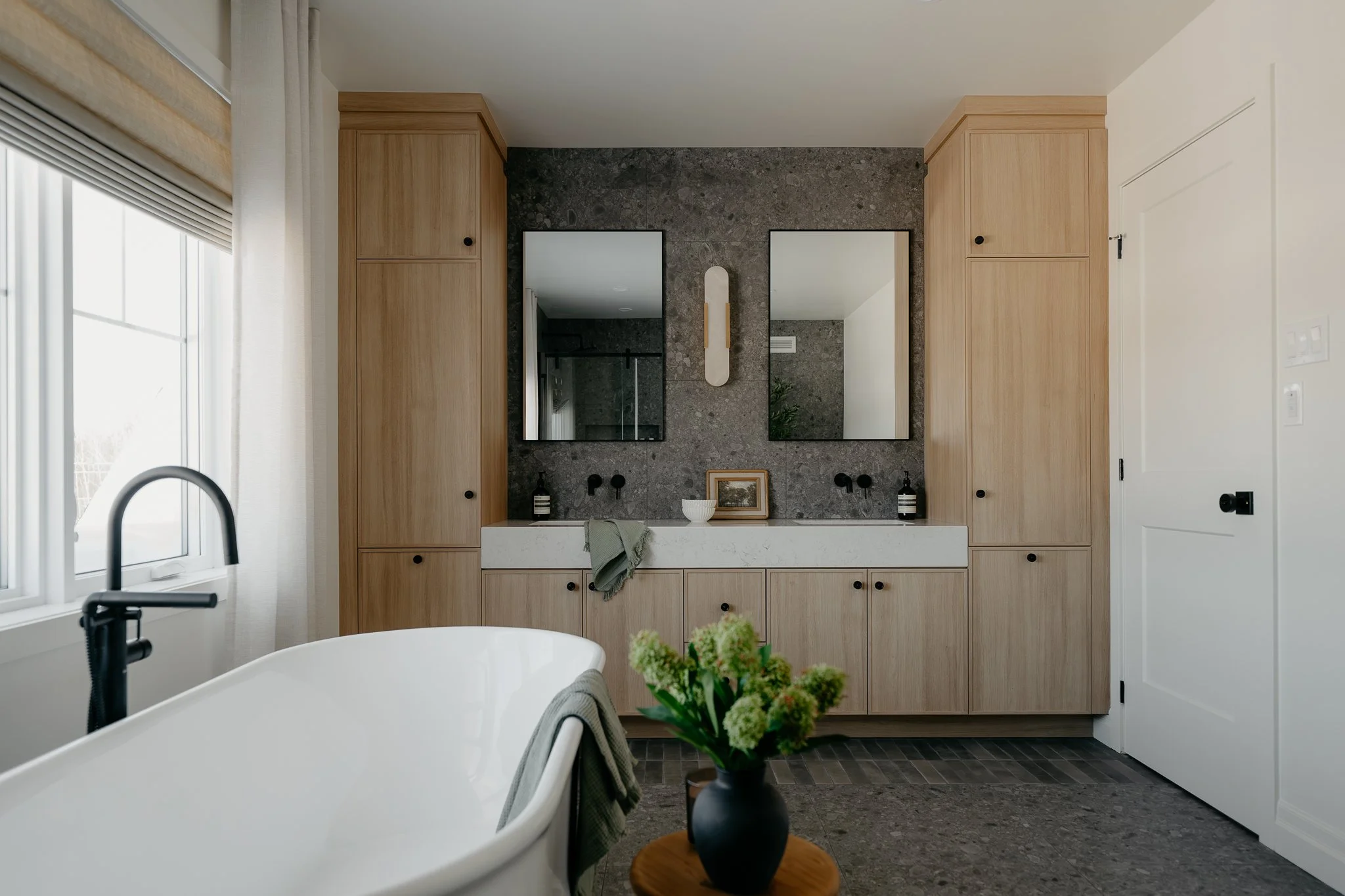 Construction Marc Beaulieu-salle de bain-céramique-armoires.JPG