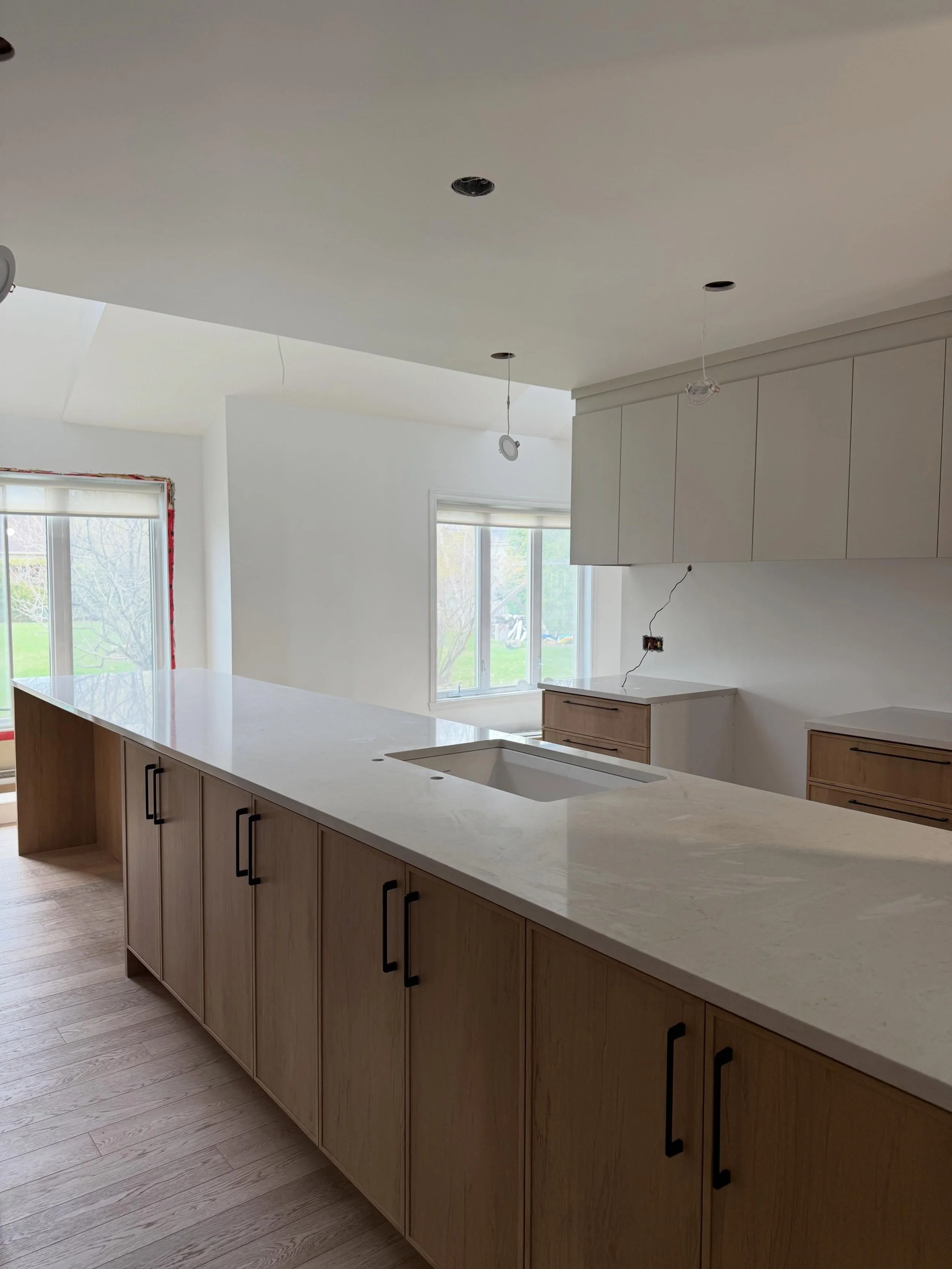 Chantier en cours 🏠

On vous pr&eacute;sente un projet de r&eacute;novation &agrave; Shawinigan d&rsquo;un rez-de-chauss&eacute;e et d&rsquo;une salle de bain &agrave; l&rsquo;&eacute;tage. Les travaux vont bon train et l&rsquo;avancement est d&eacu