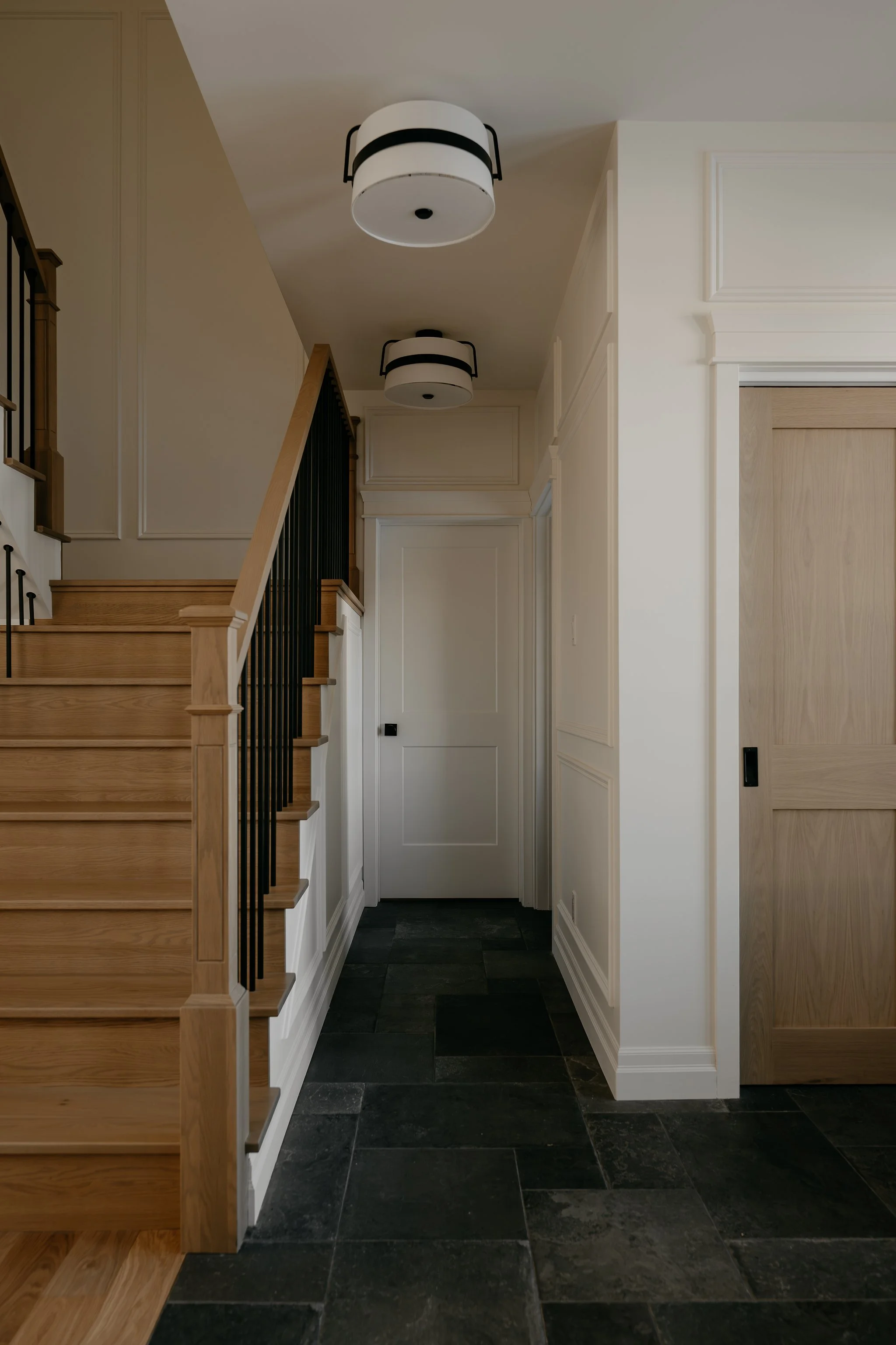 Construction Marc Beaulieu-escalier-moulures-luminaires.JPG