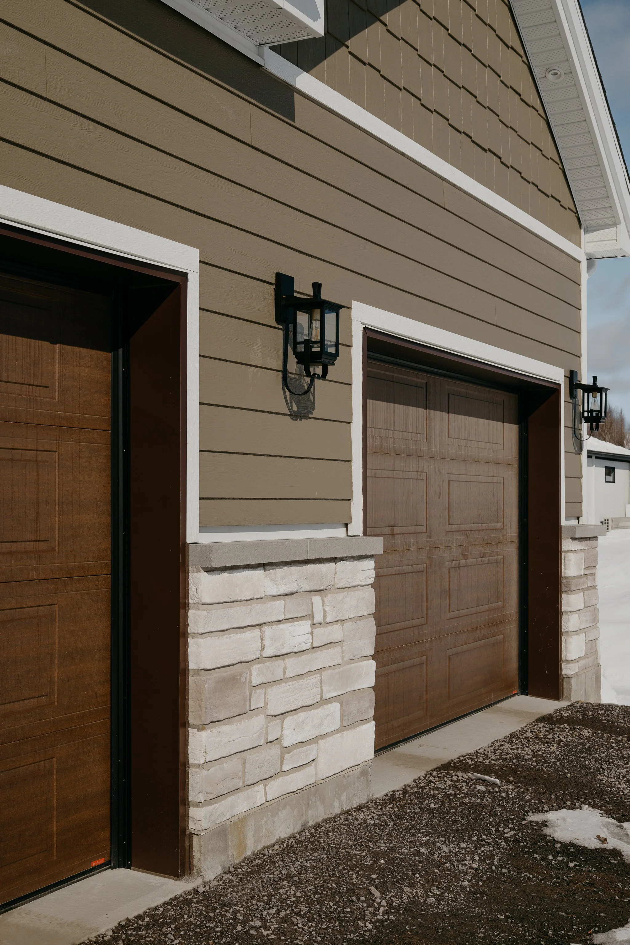 Construction Marc Beaulieu-extérieur-garage-portes-Sainte-Flore.JPG