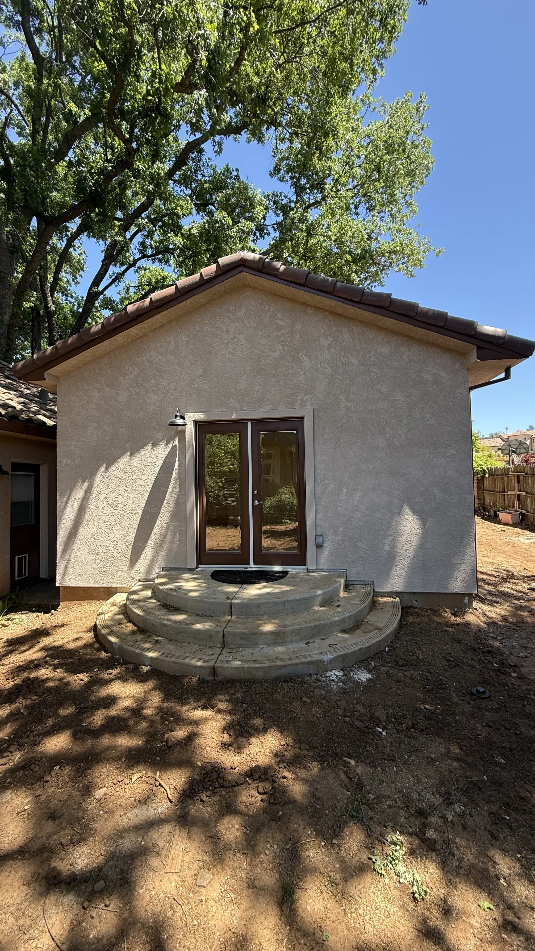 Stucco & Round Steps