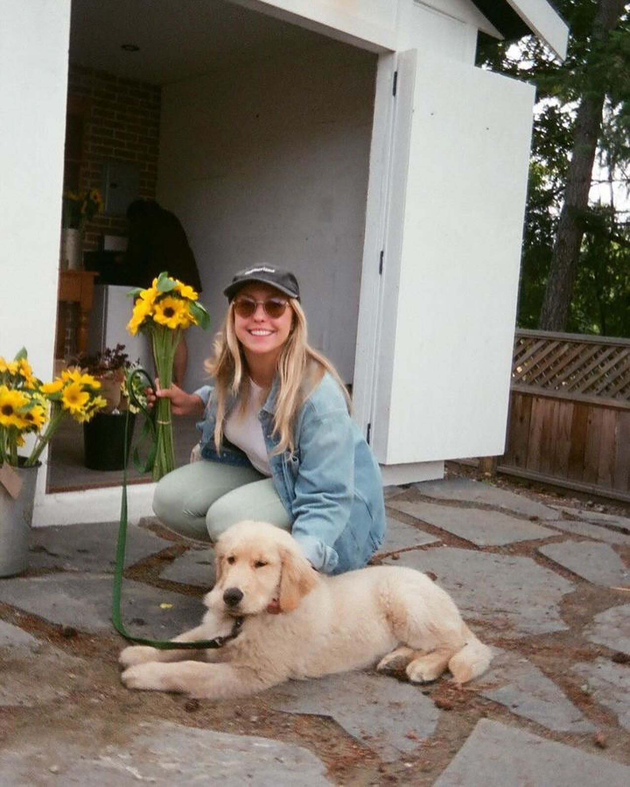 Visitors at the farm stand from a few weeks back. 🥹 🌻

@evanjmiller took these amazing film photos of @giulianamansueti &amp; @aleishakalina (oh and Richard)