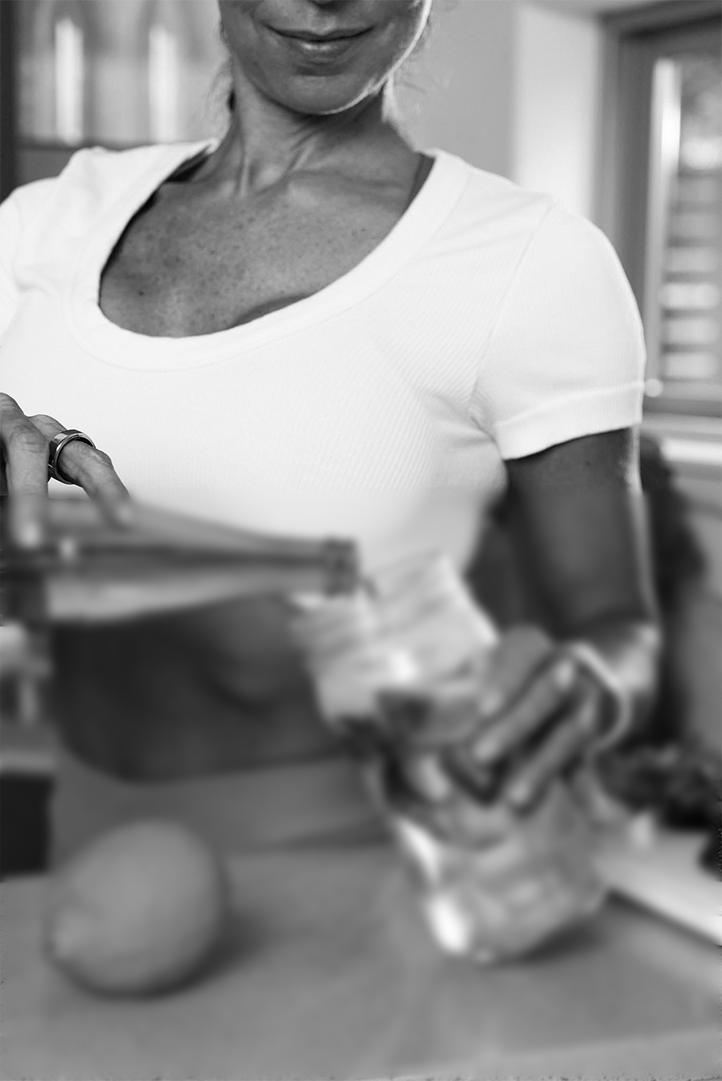 Luxe Movement Klaudia Pouring Smoothie Nutrition Coaching