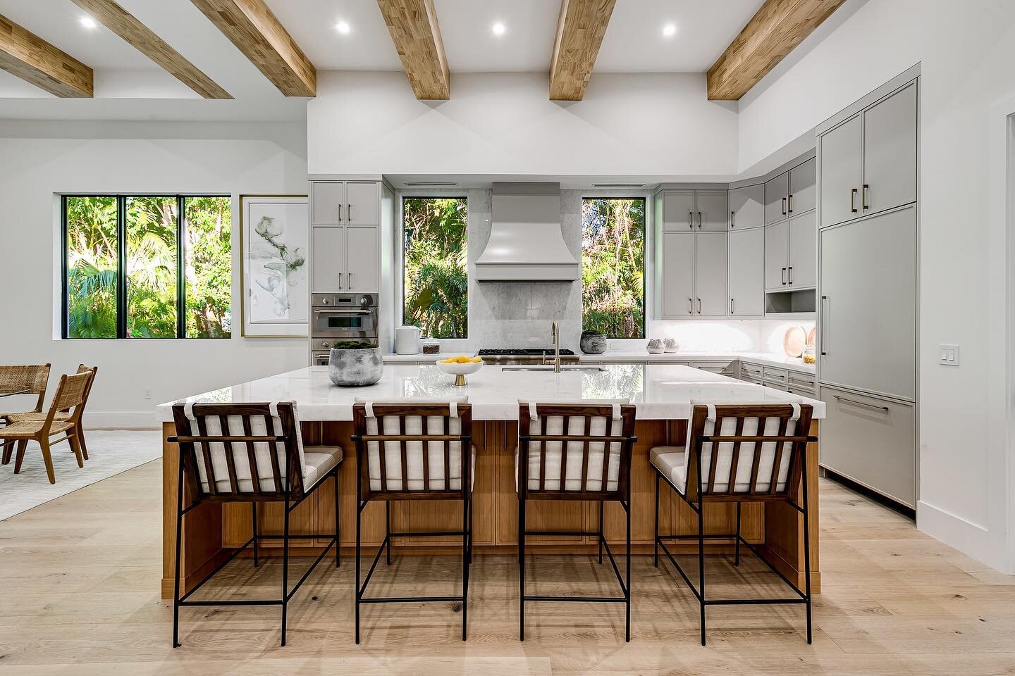 All I want for Christmas interior design edition🎄 White oak wide plank floors, slim shaker custom cabinetry, thick countertop slab, statement beams, and 17 foot ceilings. 

Design: @kkelleydesign x J. Allen Custom
Builder: @bealecon 
Staging: @merid