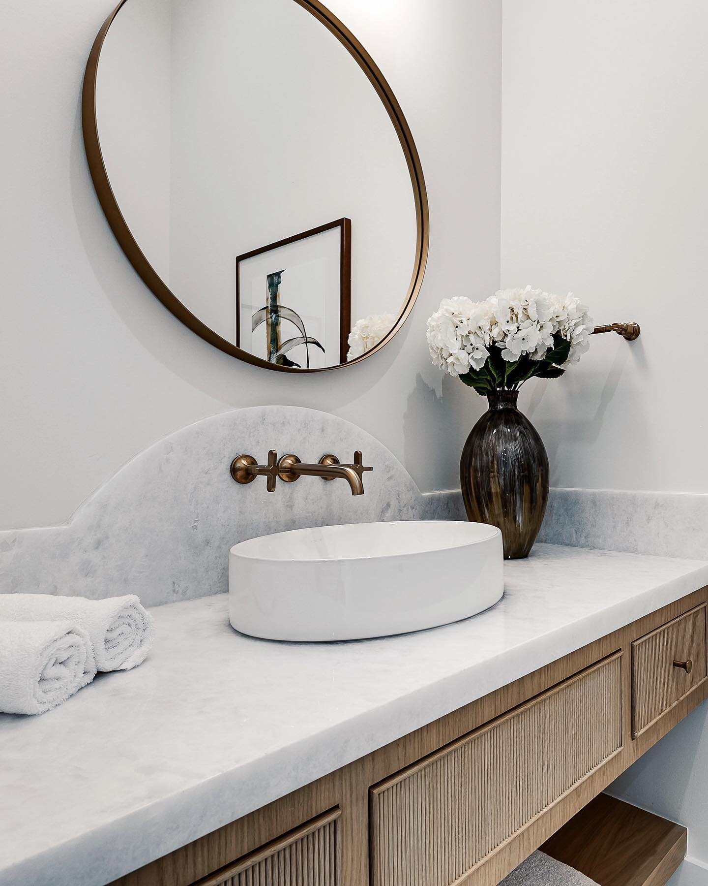 Reeded cabinetry might just be my favorite trend from 2023. We combined this custom built vanity with a timeless marble mosaic and arched backsplash 🥰

Design: @kkelleydesign x J. Allen Custom
Construction: @bealecon 
Staging: @meridithbaerhome 
Lis