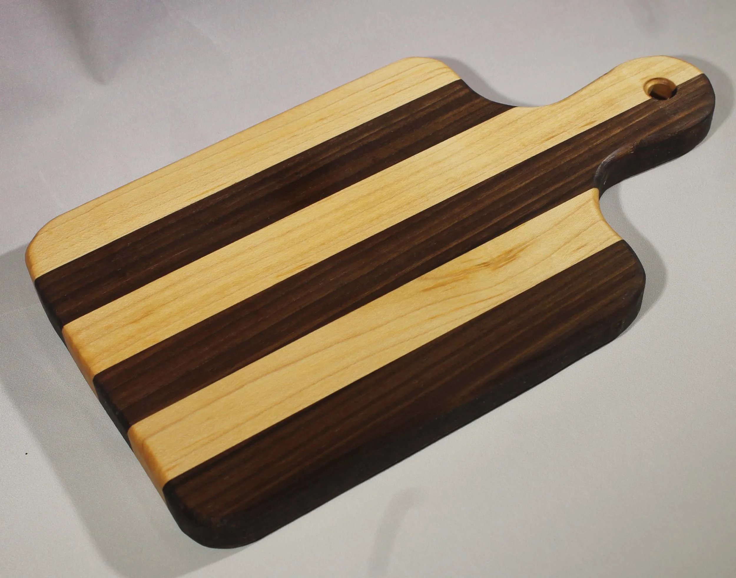 CB39 - 6” x 10 ¾” Cutting board with handle.
$35