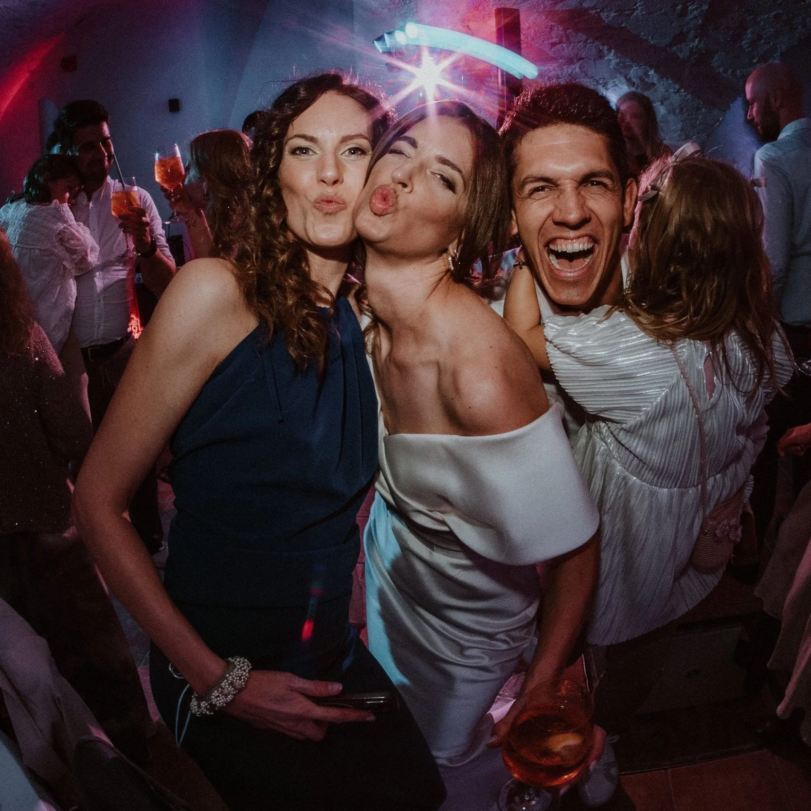 Hochzeitsgäste tanzen ausgelassen zur Musik von DJ Kosta