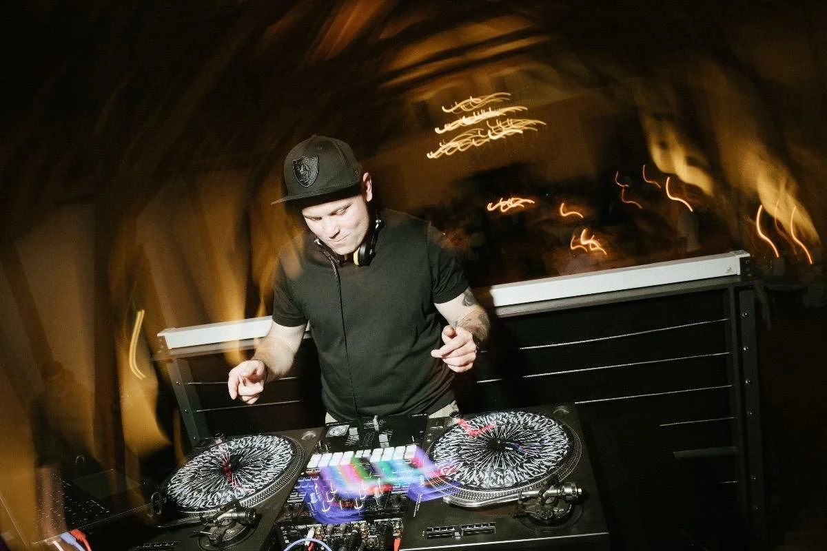 dj-kosta-tanzt-am-dj-pult.jpg
